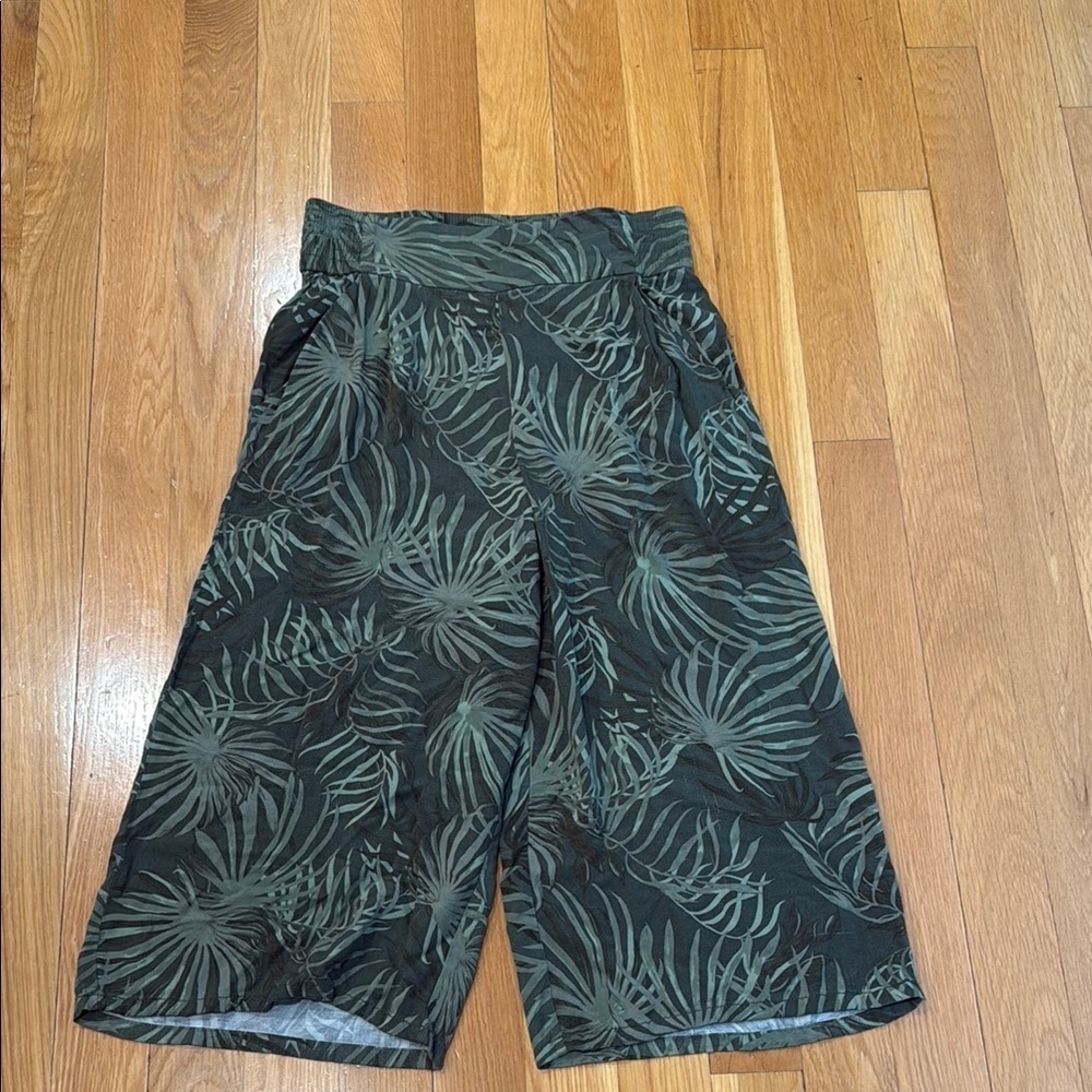 Time and tru women’s rayon carpet size medium (8-10).